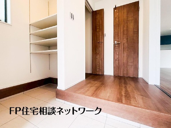 外観:気持ちの良い一日の始まりは笑顔でスタートしたいですよね。玄関ホールがスッキリ広々としていると帰る時も出ていく時も気持ちが良いものです！