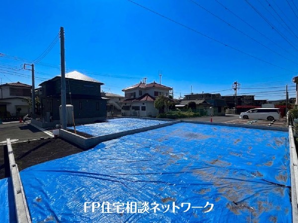 外観:第一種低層住居専用地域の良好な住環境が保たれたエリア。低層の一戸建てを中心とした街並みが整然と続き、周辺は高い建物が建っていないので、採光や開放性に恵まれています。