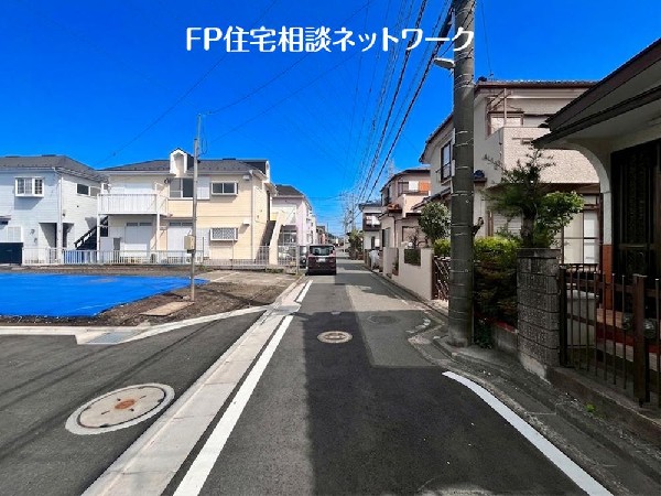 外観:前面道路は車通りの少ない道路。段差もなくお車の出し入れが苦手な方も駐車しやすそうです。