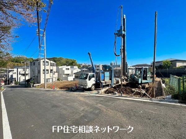 外観:前面は約6.5メートル幅の道路です。運転が苦手な方でも落ち着いて車庫入れ可能です。