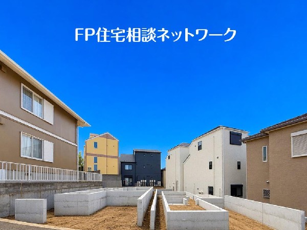 外観:良好な住環境が保たれたエリア。低層の一戸建を中心とした街並みが整然と続き周辺は高い建物が建っておらず、採光や開放性に恵まれ、空が広く緑の多い閑静な趣を感じる環境です。