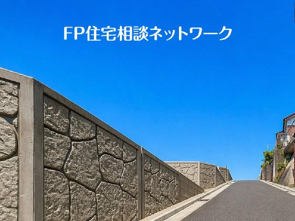外観:良好な住環境が保たれたエリア。低層の一戸建を中心とした街並みが整然と続き周辺は高い建物が建っておらず、採光や開放性に恵まれ、空が広く緑の多い閑静な趣を感じる環境です。