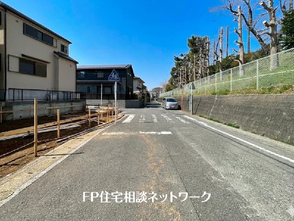 外観:第一種低層住居専用地域の良好な住環境が保たれたエリア。低層の一戸建てを中心とした街並みが整然と続き、周辺は高い建物が建っていないので、採光や開放性に恵まれています！