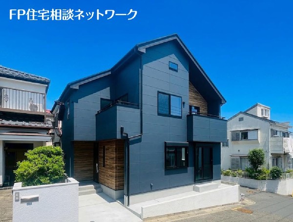 外観:第一種低層住居専用地域の良好な住環境が保たれたエリア。低層の一戸建てを中心とした街並みが整然と続き、採光や開放性に恵まれています。（本画像は外構一部をCGで作成しております。）