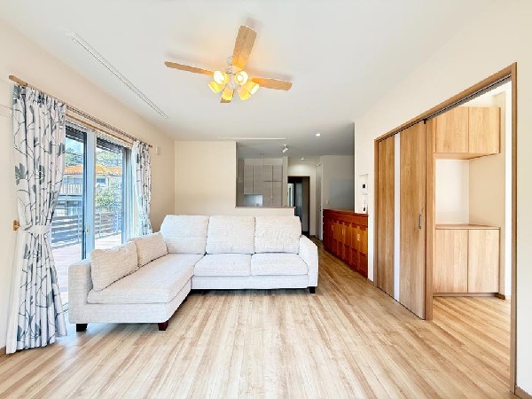 掃き出し窓にはスタイルシェードを設置しているため、日差しを外でカットできます。リビング天井にはホスクリーンを設置しておりますので、雨天時や夜間でも室内干しが可能で、冬場の加湿にも役立ちます。