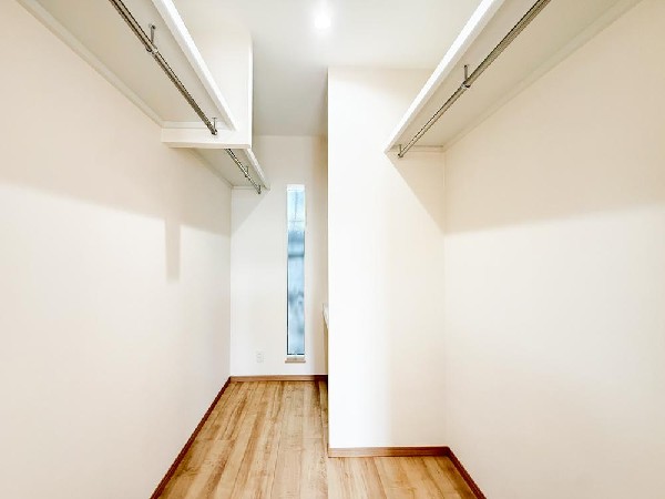 収納力豊富なウォークインクローゼットを完備。衣類はもちろん季節物やスーツケースもすっきり整理でき、室内を広く快適に使えます。