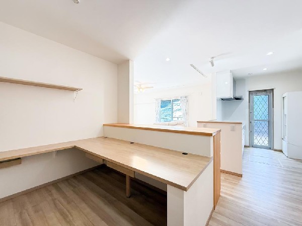 対馬ひのきの無垢材を使用した造付けカウンターテーブル。収納力が高く、木の温もりを感じるお洒落な空間を演出します。