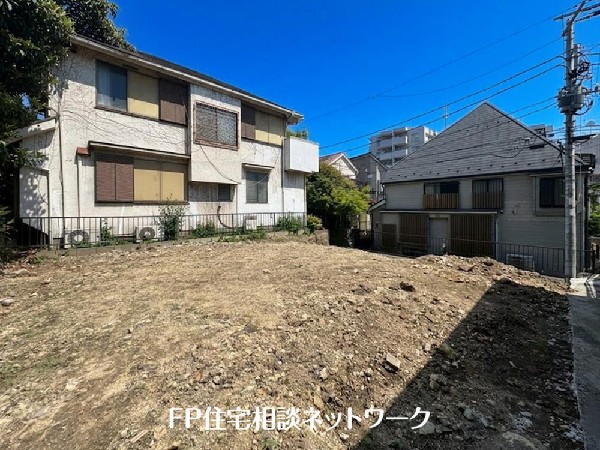 外観:第一種低層住居専用地域の良好な住環境が保たれたエリア。低層の一戸建てを中心とした街並みが整然と続き、周辺は高い建物が建っていないので、採光や開放性に恵まれています。