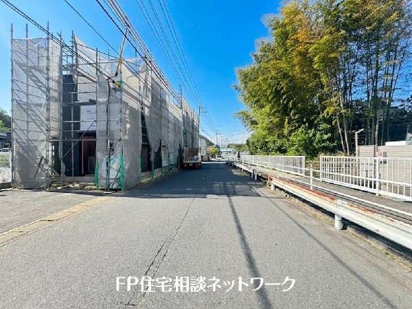 外観:前面道路は車通りの少ない道路。段差もなくお車の出し入れが苦手な方も駐車しやすそうです。