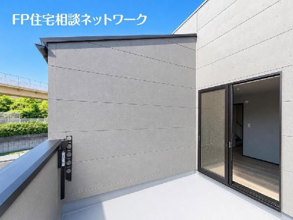 開放的なバルコニーは太陽の温かな温もりをめいっぱい受け止めてくれます。太陽の光と爽やかな風を受けたお洗濯物はあっという間に乾き、取りこむ時には太陽の匂いを感じられそうですね。