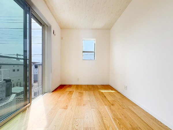 光が取り込みやすい2面採光の居室。日当たり良好です。クローゼットを完備し、収納スペースも十分。初めてのお子様にとっての「自分の部屋」。学習デスクやベッドの配置もラクラクです。