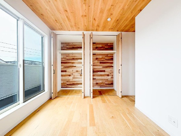 光が沢山取り込める大きな窓。日差しを長時間受ける事が出来る暖かいお部屋です。もちろんペアガラスなので、遮音性に優れ、結露も発生しにくい構造。サッシ周りのカビが発生しにくくなりますね。