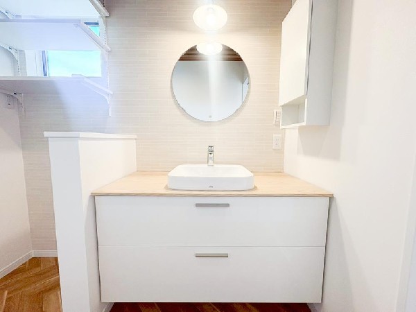 丸形のおしゃれな鏡に洗面下には大きな収納があるので、ストックや散らかりがちな小物もばっちり収納可能です！