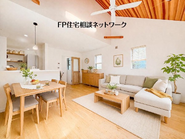 家族だんらんのリビング。家具の配置がしやすい広さが確保されております。（本画像は一部AIで合成しており、実際に現地に家具・家電はおかれておりません。また価格には含まれておりません）