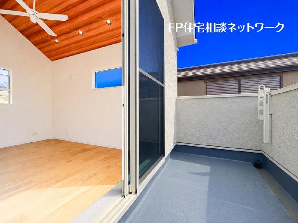 開放的なバルコニーは太陽の温かな温もりをめいっぱい受け止めてくれます。太陽の光と爽やかな風を受けたお洗濯物はあっという間に乾き、取りこむ時には太陽の匂いを感じられそうですね。