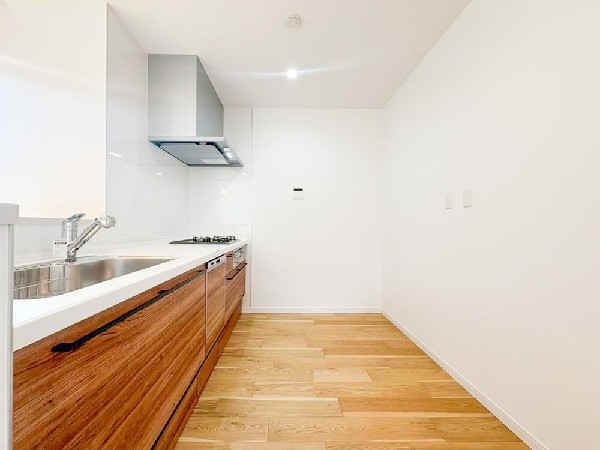 家族の様子を感じながらお料理できる、リビングとの一体感のある開放的な空間です。週末は家族揃ってランチなどはいかがでしょうか？