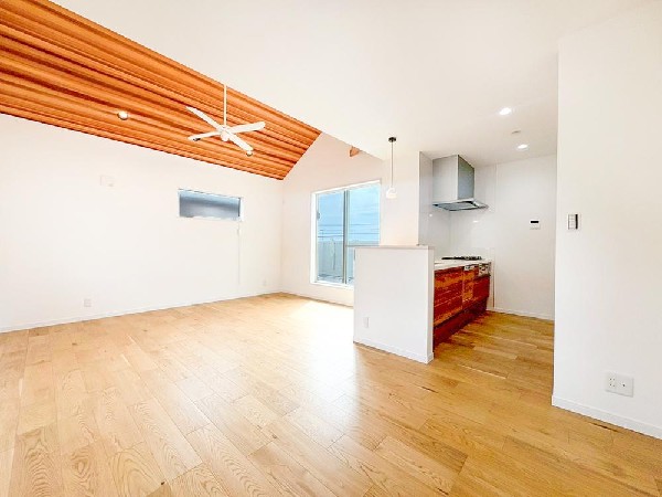 ＬＤＫのメインとなる大きな窓。開口部からは暖かい日差しが長い時間射し込みます。天気の良い日は是非窓を開けて風通しの良さもご体感下さい。明るいＬＤＫがご家族団欒の時を包みます。