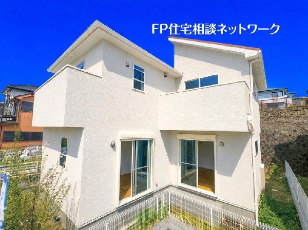 外観:清潔感のあるカラーで爽やかな中にもあたたかみを感じさせるデザイン。青空を背景に凛と立つスタイリッシュな外観が、住まう人に誇りを与えてくれます。