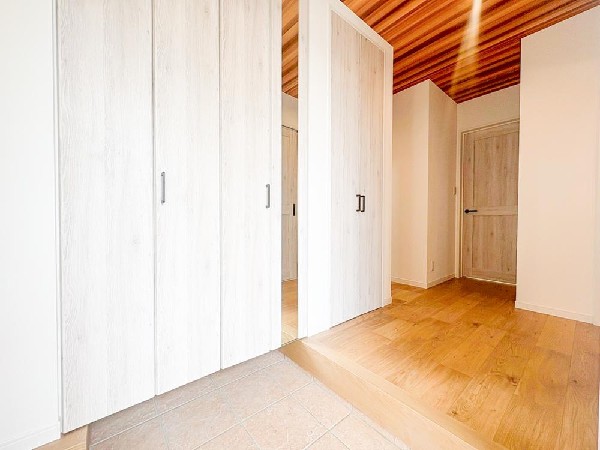 外観:散らかりがちな玄関もスッキリと保てる玄関収納は家の中に入る時一番最初に目に付く場所だから拘りたいですよね！木目調の落ち着いた雰囲気の色目が、家の雰囲気をそのまま表している家の顔です。