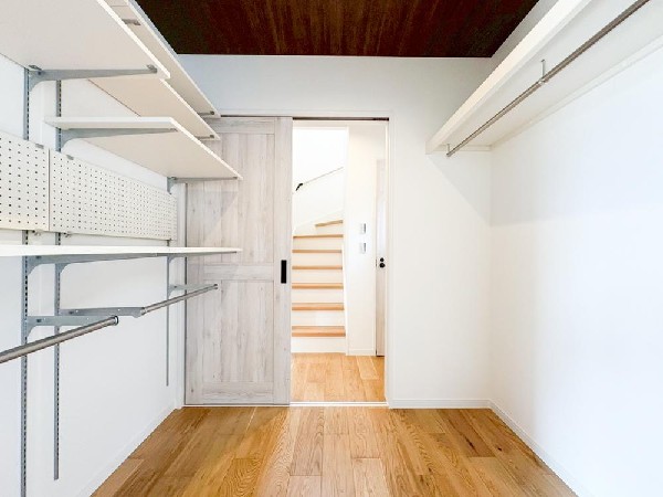 外観:鞄やお洋服が収納できるウォークインクローゼット。大容量の収納は衣替えをする必要がないほど、お荷物を収納できます。必要なものやコーディネートを一覧して確認でき、身支度や準備が短時間で済みます。