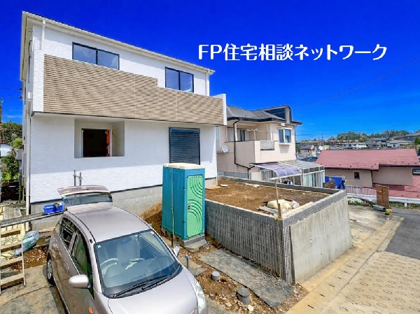 外観:閑静な住宅地に馴染む落ち着いた色合いの外観。長く愛着を持って頂きたいからこそ飽きのこないシンプルな色目に仕上げました。外壁には耐久性・防汚性に優れたサイディング材を使用しております！