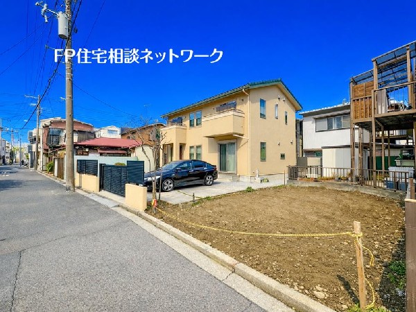 外観:四季を通じて自然と触れ合えるスポットが周辺には盛りだくさん！お散歩やジョギング、週末のご家族での遊びに最適です。目の前に広がる開放感とゆとり、暮らしの夢を育む理想の住まいがここにはあります。