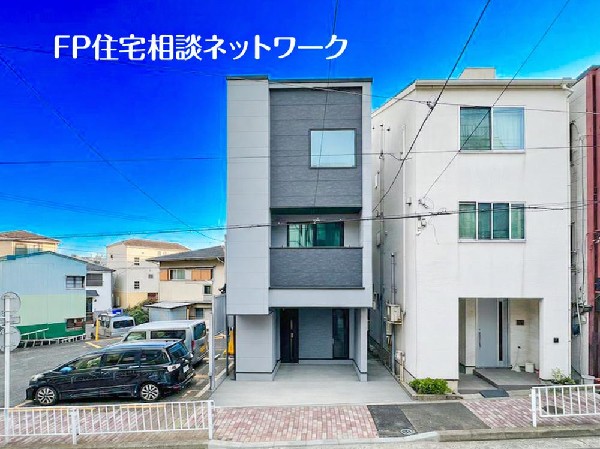 外観:≪類似外観同仕様≫  施工例のため分譲中の建物とは、外壁、屋根開口部等の形状・仕様が異なります。