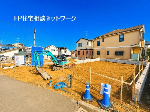 外観:前面道路は閑静な車通りの少ない道路。お車の出し入れが苦手なママや小さなお子様にも安心ですね。駐車スペースも広々しているので楽々駐車できますね！