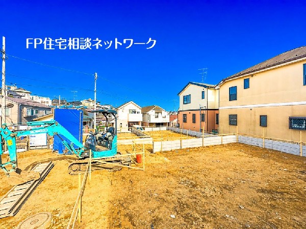 外観:四季を通じて自然と触れ合えるスポットが周辺には盛りだくさん！お散歩やジョギング、週末のご家族での遊びに最適です。目の前に広がる開放感とゆとり、暮らしの夢を育む理想の住まいがここにはあります。