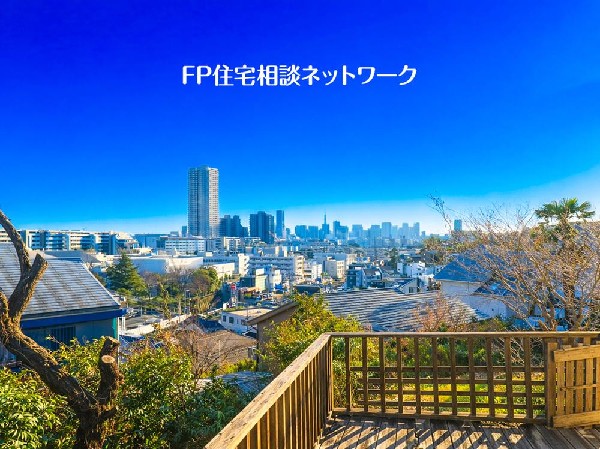 外観:開放的な高台に位置し、街並みを一望できる贅沢なロケーション。陽当たり良好で穏やかな住環境。建築条件なしで理想の住まいづくりが可能です。