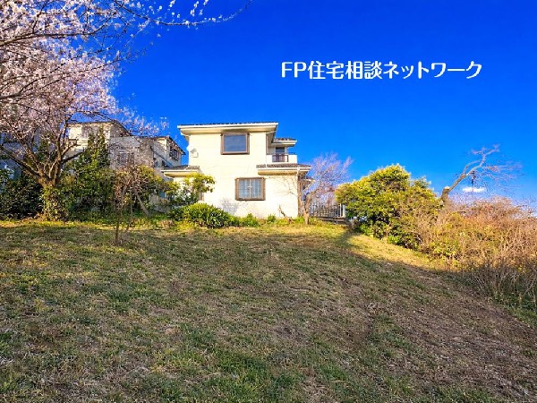 外観:敷地200坪超の圧倒的スケール。陽当たり良好な広々とした庭付きで、ゆとりある住まいづくりが可能。建築条件なしで理想のプランを実現できます。