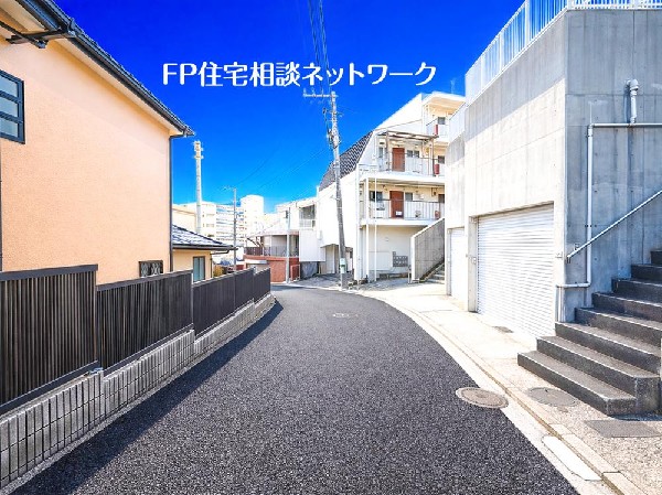 外観:閑静な車通りの車通りの少ない道路。お車の出し入れが苦手なママや小さなお子様にも安心ですね。しっかり舗装もされているので、ベビーカーや自転車で通っても快適に通行できます。  ◇前面道路の様子◇