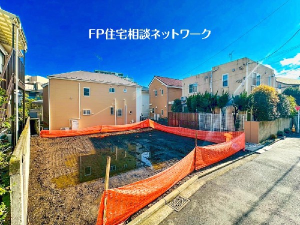 外観:四季を通じて自然と触れ合えるスポットが周辺には盛りだくさん！お散歩やジョギング、週末のご家族での遊びに最適です。目の前に広がる開放感とゆとり、暮らしの夢を育む理想の住まいがここにはあります。