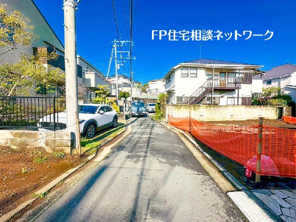 外観:閑静な車通りの車通りの少ない道路。お車の出し入れが苦手なママや小さなお子様にも安心ですね。しっかり舗装もされているので、ベビーカーや自転車で通っても快適に通行できます。