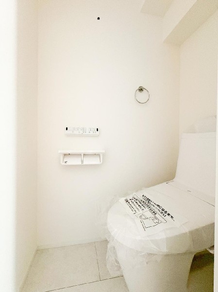 洗浄機能付き便座を標準装備。便座保温機能もあるので寒い季節も安心。