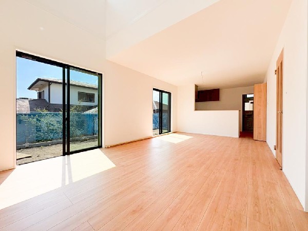 家族と過ごす時間を大切にしたい方にぴったりのゆとりある住空間です。窓からの日差しがリビングの隅々までしっかりと届きます。