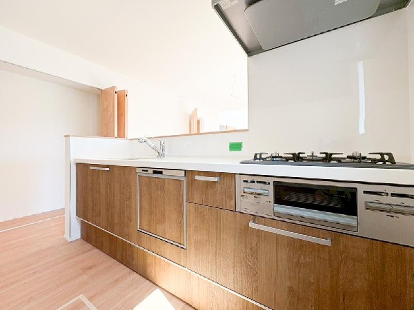 リビングのお子様を見守りながらお料理が出来る対面式カウンターキッチン。ご家族との会話がはずみます。