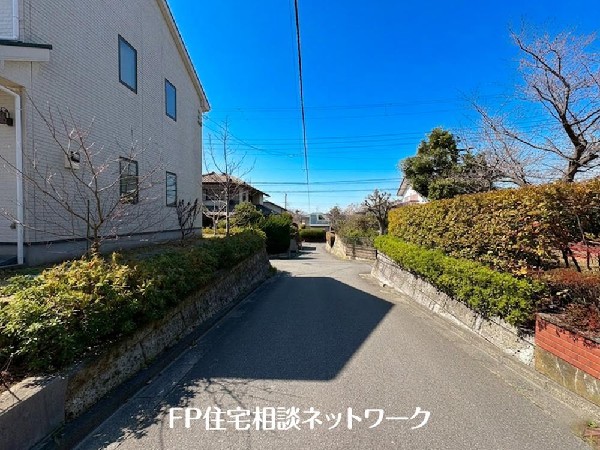 外観:第一種低層住居専用地域の良好な住環境が保たれたエリア。低層の一戸建てを中心とした街並みが整然と続き、周辺は高い建物が建っていないので、採光や開放性に恵まれています。