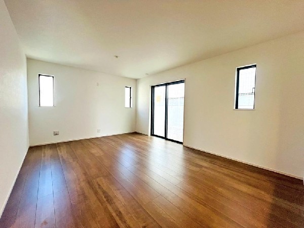 家族の思いを抱きながら、平和であることに感謝したくなる悠久の時。あたかかく感じるのは、陽当りだけではなかった！広く和やかに暮らせる空間と、家族の存在が胸にジーンと響きわたる。