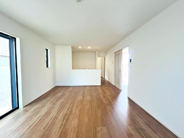 ☆☆家族の会話や笑顔が行き交うリビング☆☆  リビングで子供を走り回らせたい♪大きなソファやダイニングテーブルでゆったり食事をしたりくつろぎたい♪そんな夢が叶えられる空間です♪