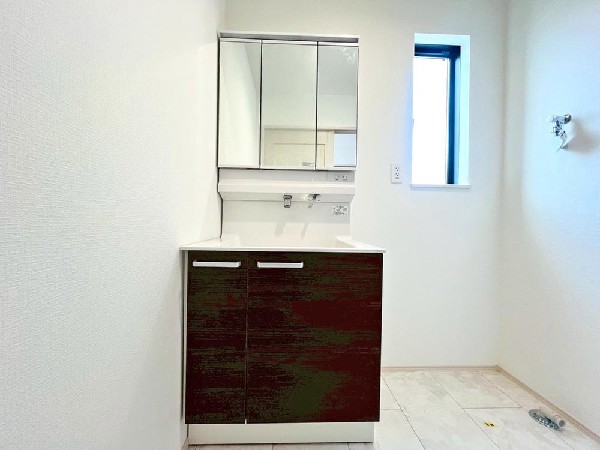 すがすがしい空気が肌をひきしめる朝。爽やかなデザインでまとめられたパウダールーム。流れる水音をBGMに鏡に映る顔が静かにゆっくりと笑顔に変わっていく時間。