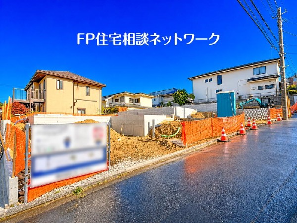 外観:開放感のある現地で、前面道路よりも少し高くなっておりますので、プライベート感も保たれます！高くなっている分、日当りや風通しも良く快適な生活が待っています！