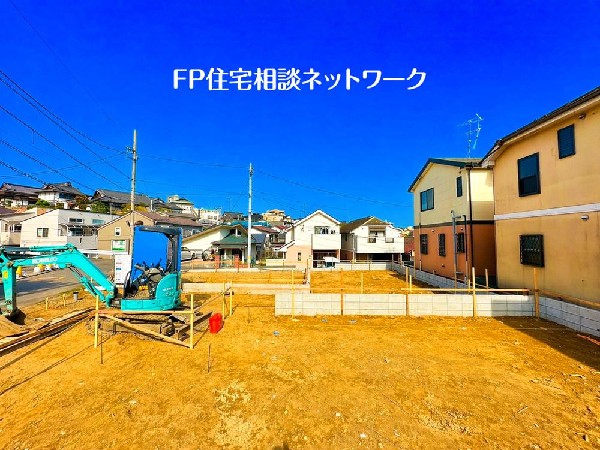 外観:深く豊かな緑と爽快な青い空を感じるまさに横浜に暮らす心地よさを存分に堪能いただける邸宅です。グレードの高い設備仕様が標準装備のデザイン住宅で快適で便利な生活をお送り頂けます。