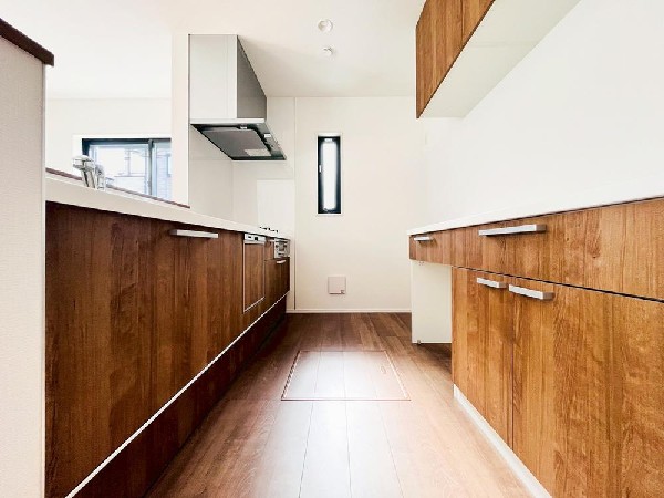 背面にカップボードが備え付けされています。システムキッチンと一体感あるカラーで見た目もgood。たまにしか使わない調理家電の収納に重宝します。