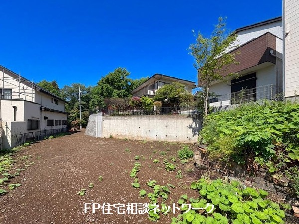 外観:第一種低層住居専用地域の良好な住環境が保たれたエリア。低層の一戸建てを中心とした街並みが整然と続き、周辺は高い建物が建っていないので、採光や開放性に恵まれています。