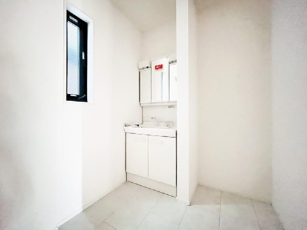 鏡の裏に収納棚を確保した三面鏡を採用。化粧品や歯ブラシなどを機能的に収納。便利な床下収納付き。