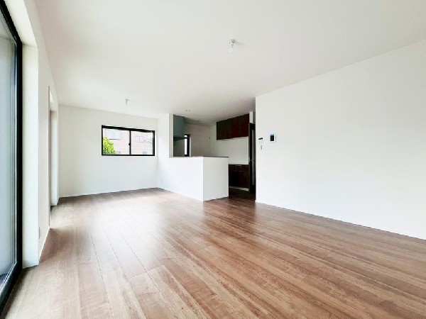 家族と過ごす時間を大切にしたい方にぴったりのゆとりある住空間です。窓からの日差しがリビングの隅々までしっかりと届きます。