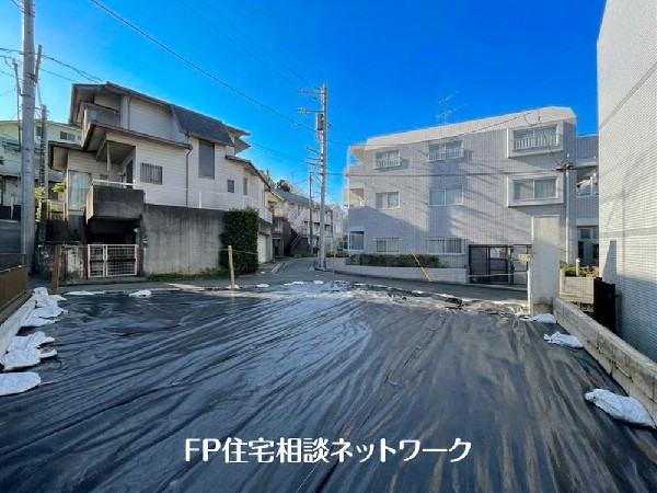 外観:日当たりが良く開放感のある角地です。 2方向から光や風を取り込めるため、明るく快適な住まいが実現！角地は2方向どちらにも玄関を設けられるため、間取りの自由度が高い点も魅力です。