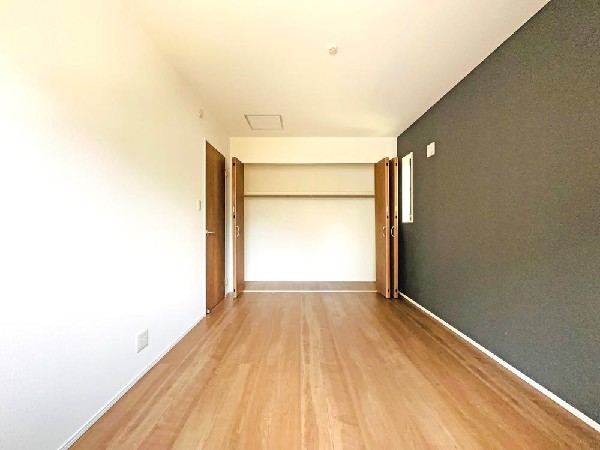 ここに帰ってくるとホットする。疲れを癒やすベッドルーム。陽光に愛されたお部屋で一日の疲れを癒やしたい。