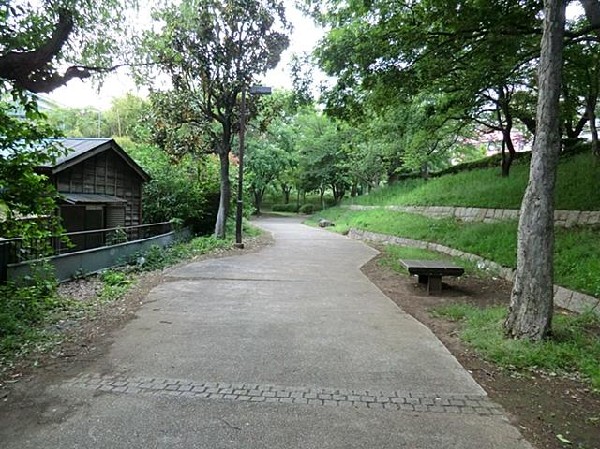周辺環境:鶴ヶ峰公園(鶴ヶ峰公園まで34m)